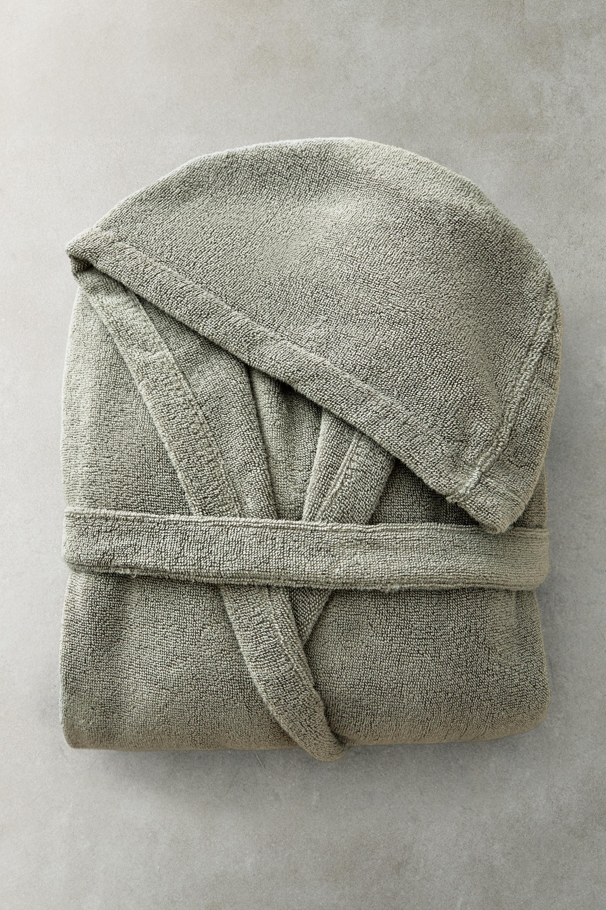 EXTRA SOFT HOODED BATHROBE (380 GXM²)